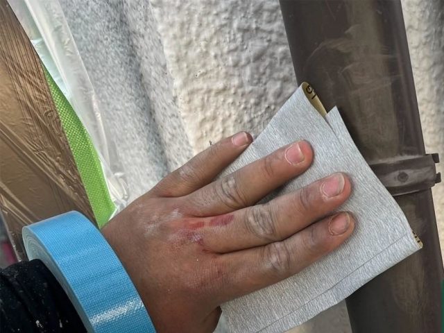 姫路市の塗装に伴う樋のケレン処理